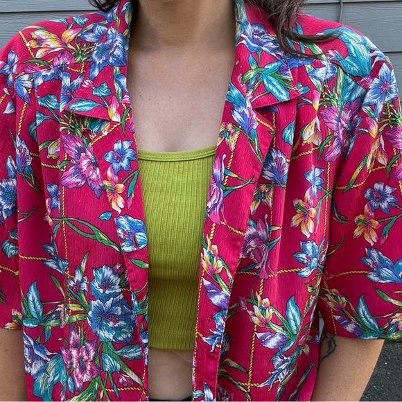 Vintage floral & hot pink button up - Picture 2 of 9